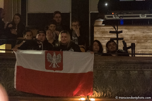 Biało-czerwona flaga wywieszona na balkonie.