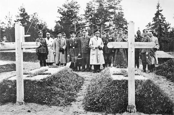 Ambasador francuski Fernand de Brinon podczas wizyty na miejscu zbrodni w lesie Katyńskim w asyście niemieckich oficerów. Kwiecień 1943