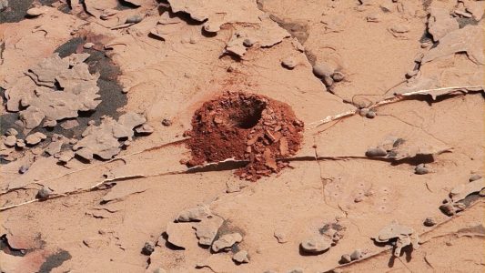 Obraz przedstawia zbliżenie na otwór (dziurę w Marsie). Credits: NASA/JPL-Caltech/MSSS