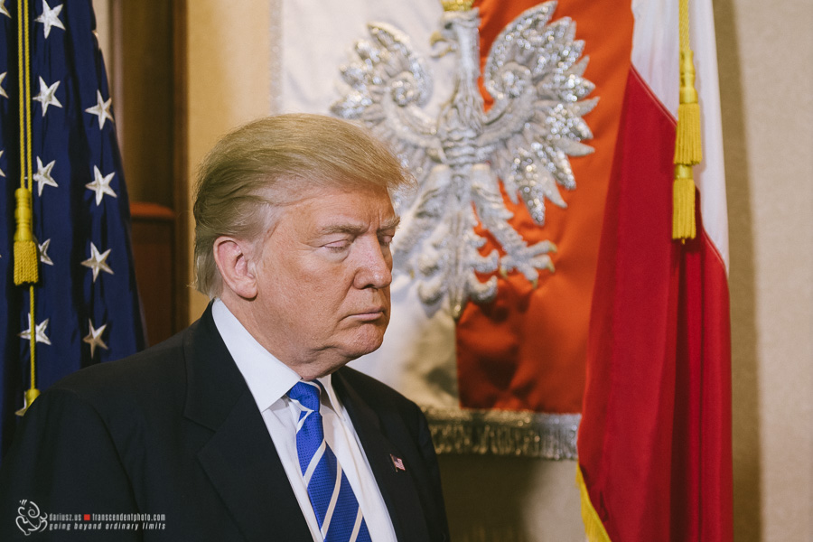 prezydent trump na tle polskiej flagi