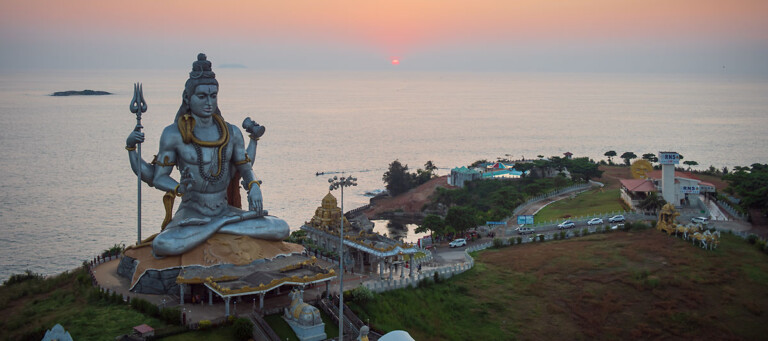 Widok na postać siedzącego Shivy w ośrodku Murdeshwaram