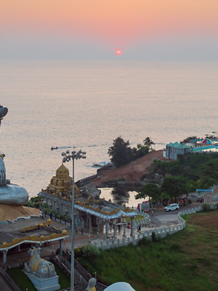 Widok na postać siedzącego Shivy w ośrodku Murdeshwaram