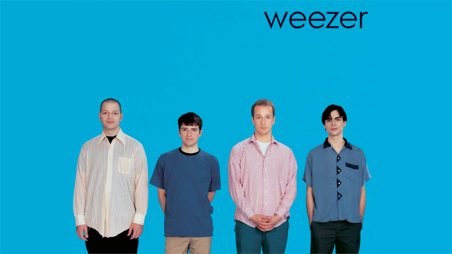 weezer czterech chlopakow na tle niebieskiej sciany