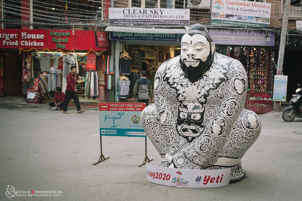 Dzielnica Thamel z figurą Yeti zapraszającą do odwiedzin Nepalu