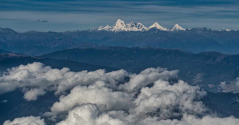 Widok z okna samolotu po wylocie z Nepalu