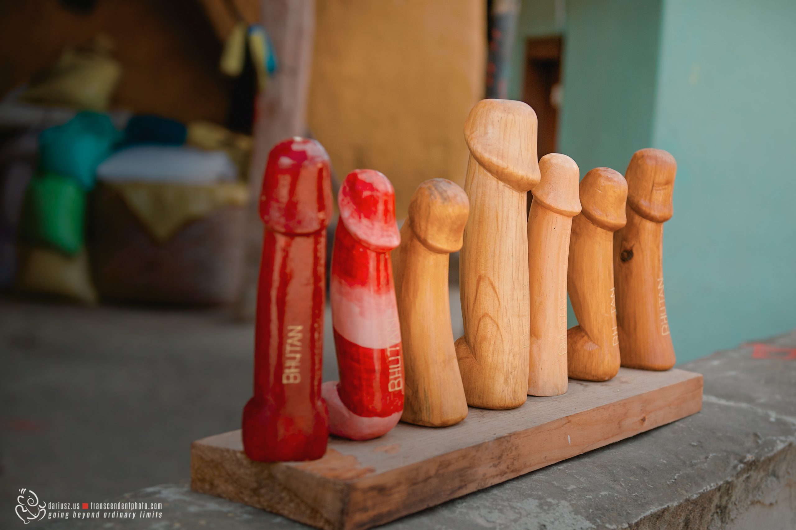 Drewniane penisy prezentowana na wystawie jednego ze sklepów w Bhutanie
