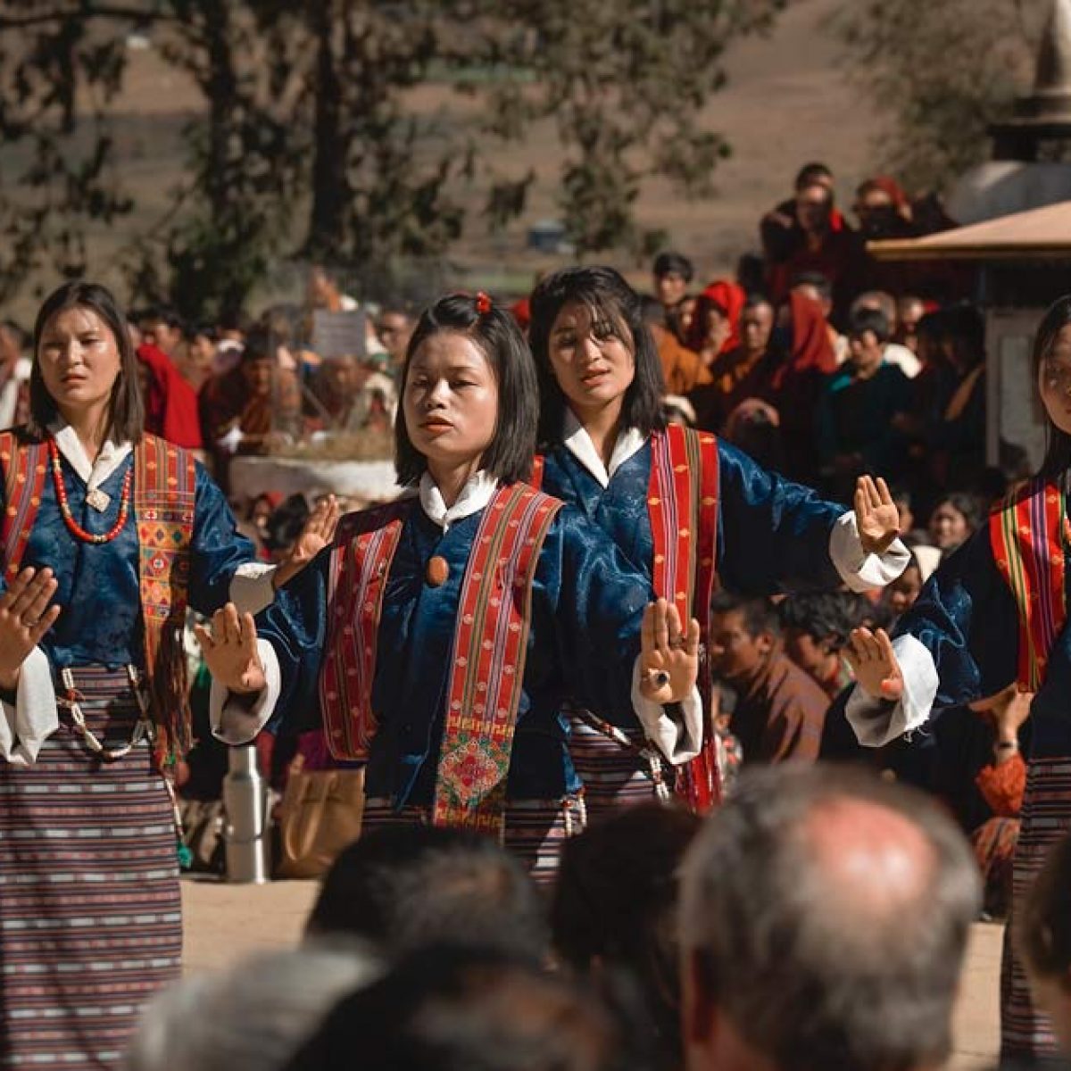 Tańczące kobiety podczas Festiwalu czarnoszyich żurawi