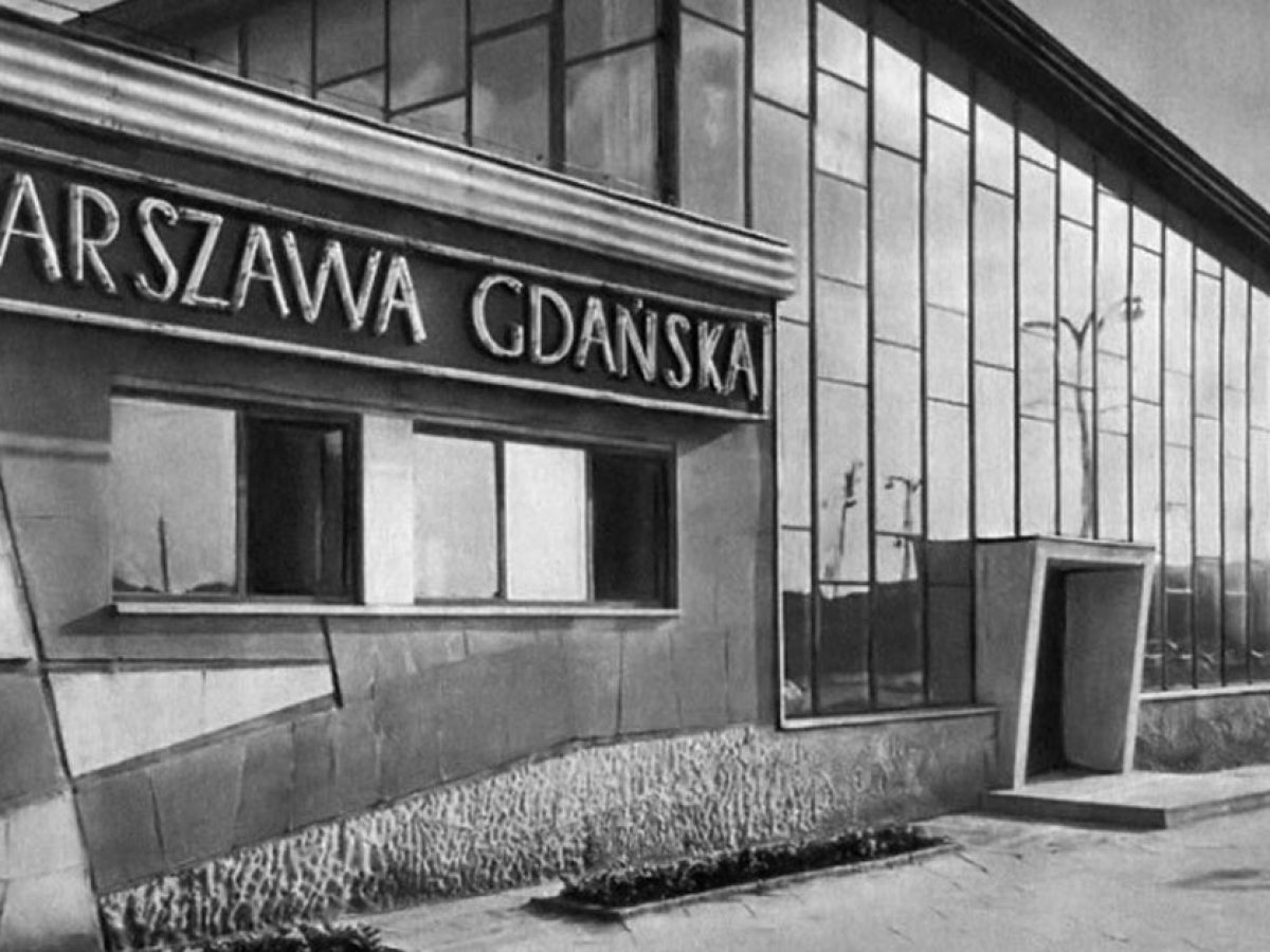 Archiwalne zdjęcie przedstawiające wejście do budynku Dworca Kolejowego Warszawa Gdańska