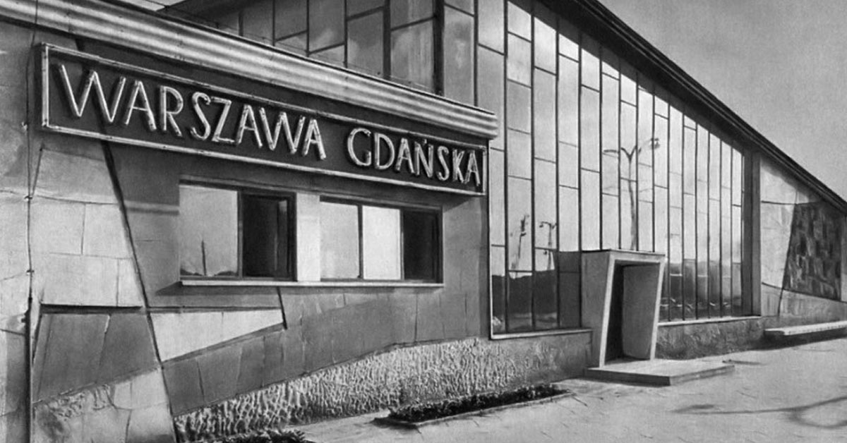 Archiwalne zdjęcie przedstawiające wejście do budynku Dworca Kolejowego Warszawa Gdańska