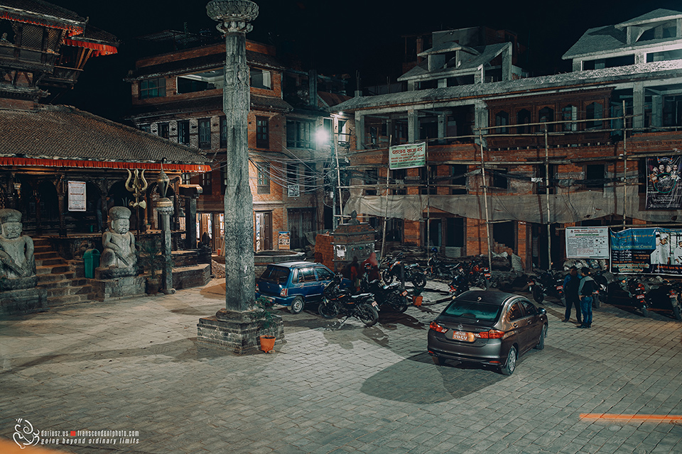 Bhaktapur, noc, opustoszały plac