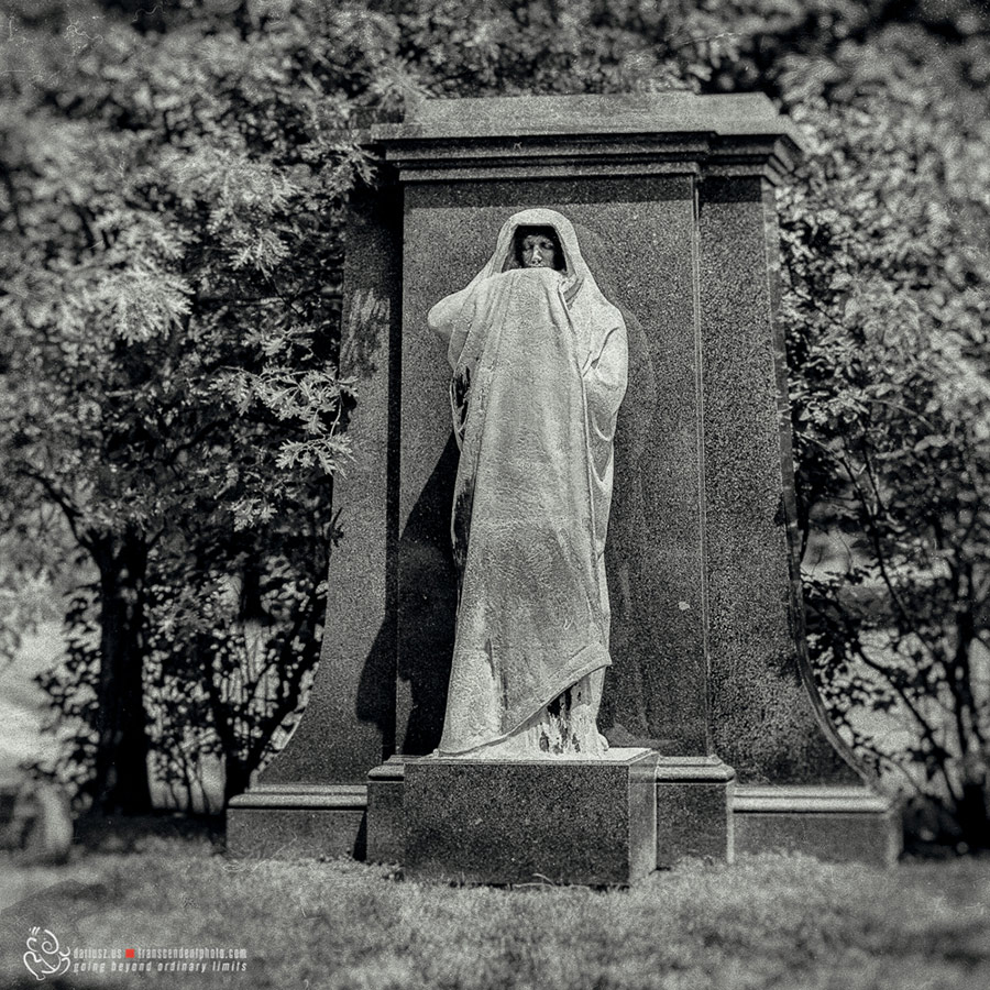 Po południu - zdjęcie przedstawia szczególny nagrobek na cmentarzu Graceland w Chicago
