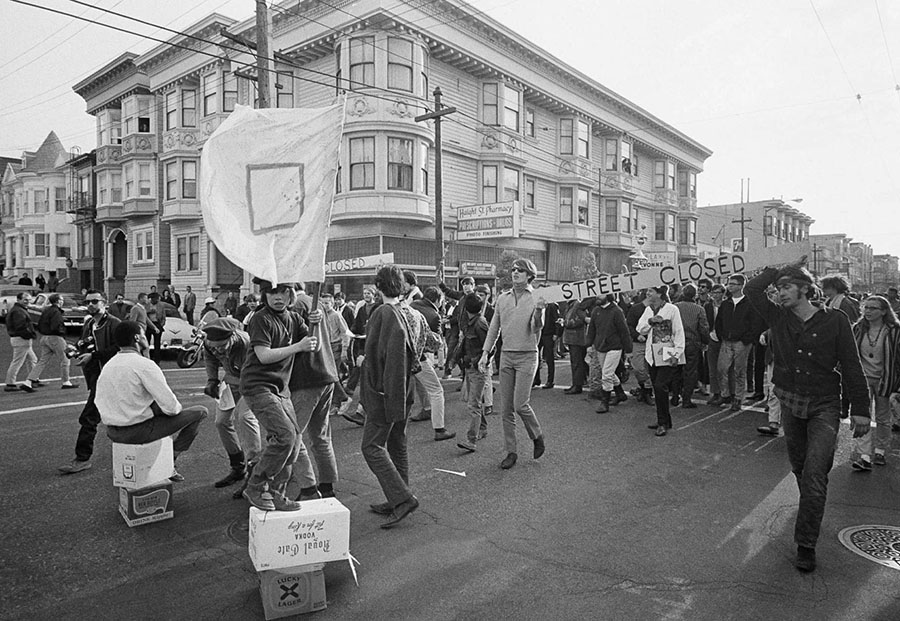 3 kwietnia 1967 ludzie paradują ulicami dzielnicy Haight-Ashbury w San Francisco. Przybyli tu po muzykę i „naginające” umysł narkotyki, przede wszystkim by zaprotestować przeciwko wojnie w Wietnamie i amerykańskiej ortodoksji lat 60. lub po prostu by uciec od letniej nudy. A pozostawili po sobie trwałe dziedzictwo. AP Photo / Robert W. Klein