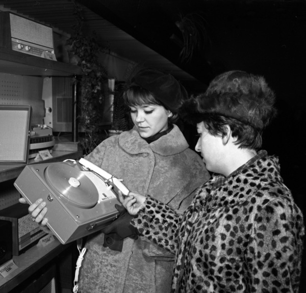 Zdjęcie przedstawia gramofon „Narcyz” G-260 dla męża pod choinkę? Przedświąteczne zakupy w grudniu 1968 roku. Autor- Roman Kotowicz