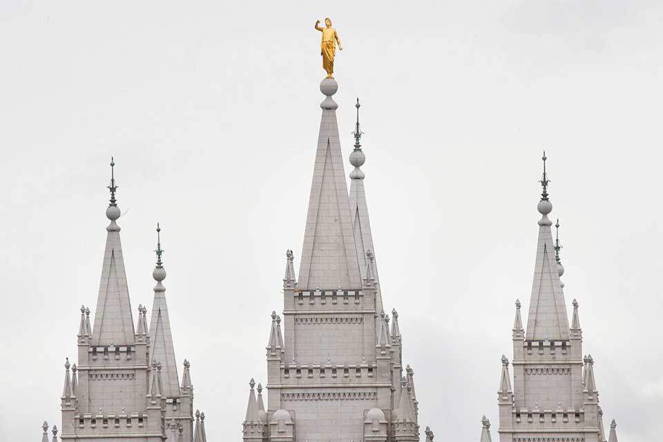 To koniec, posąg anioła Moroniego na szczycie Świątyni Salt Lake w Utah upuścił trąbkę podczas niedawnego trzęsienia ziemi.