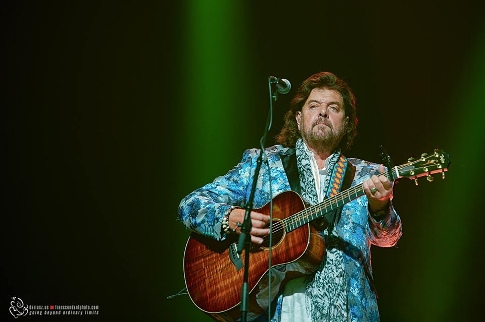 Alan Parsons z gitarą podczas koncertu