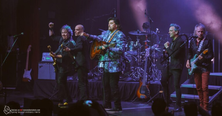 Na zdjęciu Alan Parsons podczas koncertu w Chicago