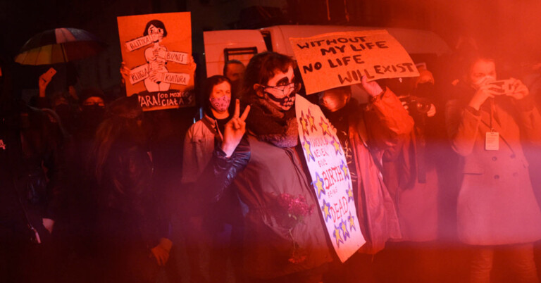 Protesty kobiet w Polsce przed domem Kaczynskiego