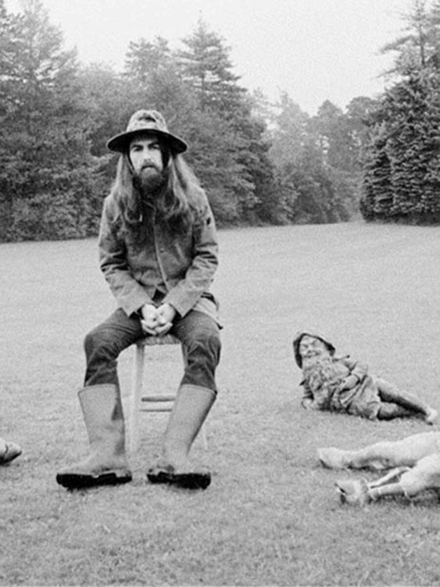 Zdjęcie przedstawia Georga Harrisona na okładce płyty All Things Must Pass