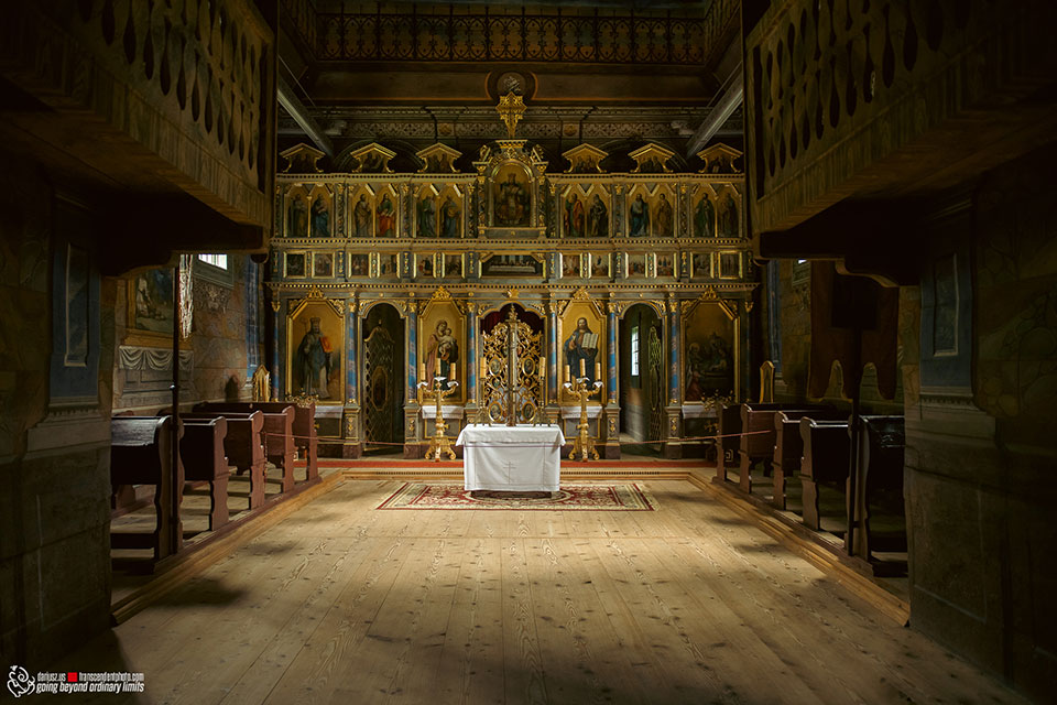 wnętrze starej cerkwii w Bieszczadach