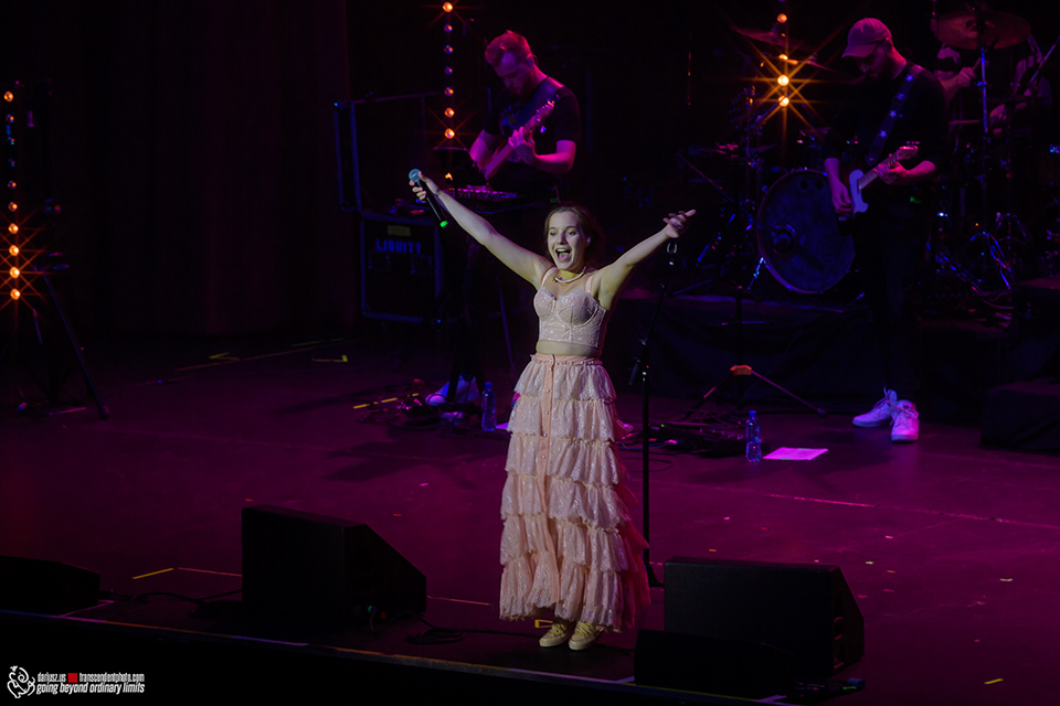 sanah na scenie fundacji kopernikowskiej podczas pierwszego koncertu w USA