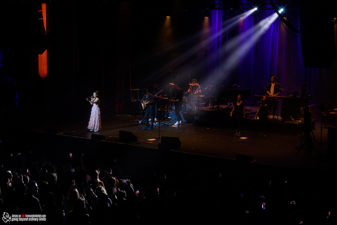 Sanah na scenie Fundacji Kopernikowskiej podczas pierwszego koncertu w USA