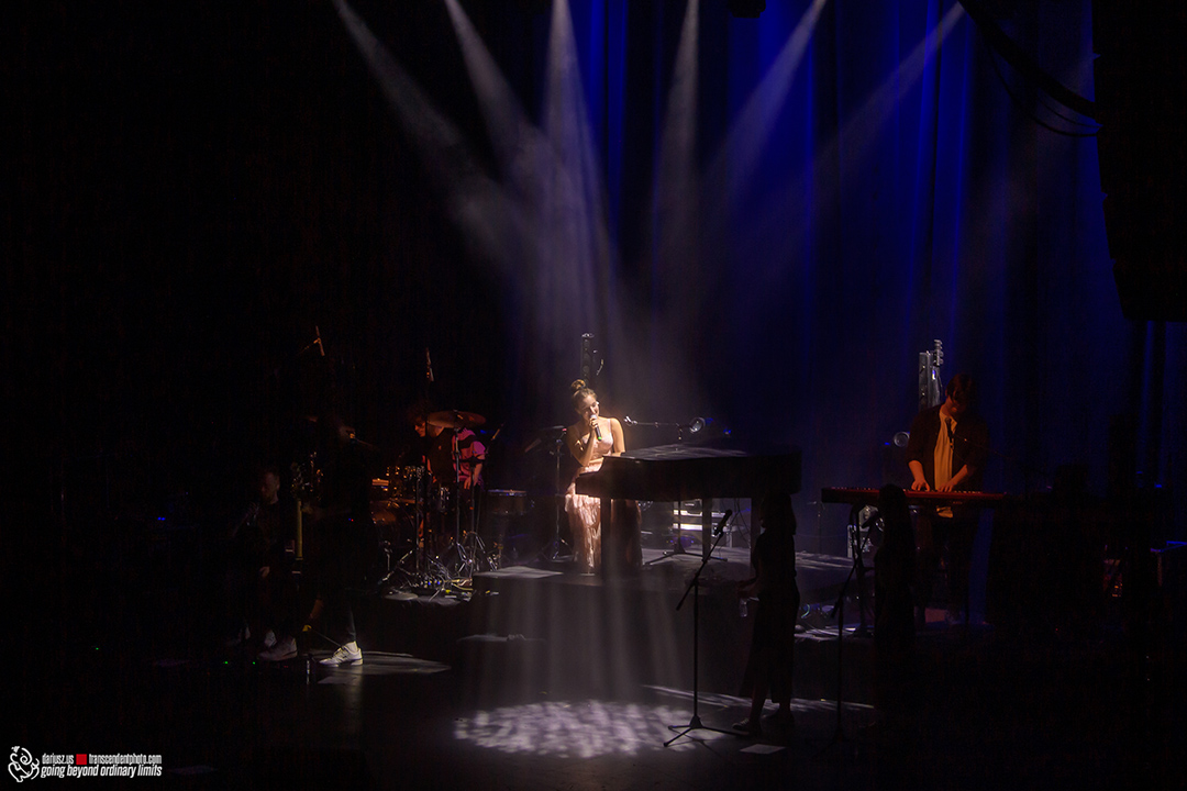 Sanah na scenie Fundacji Kopernikowskiej podczas pierwszego koncertu w USA