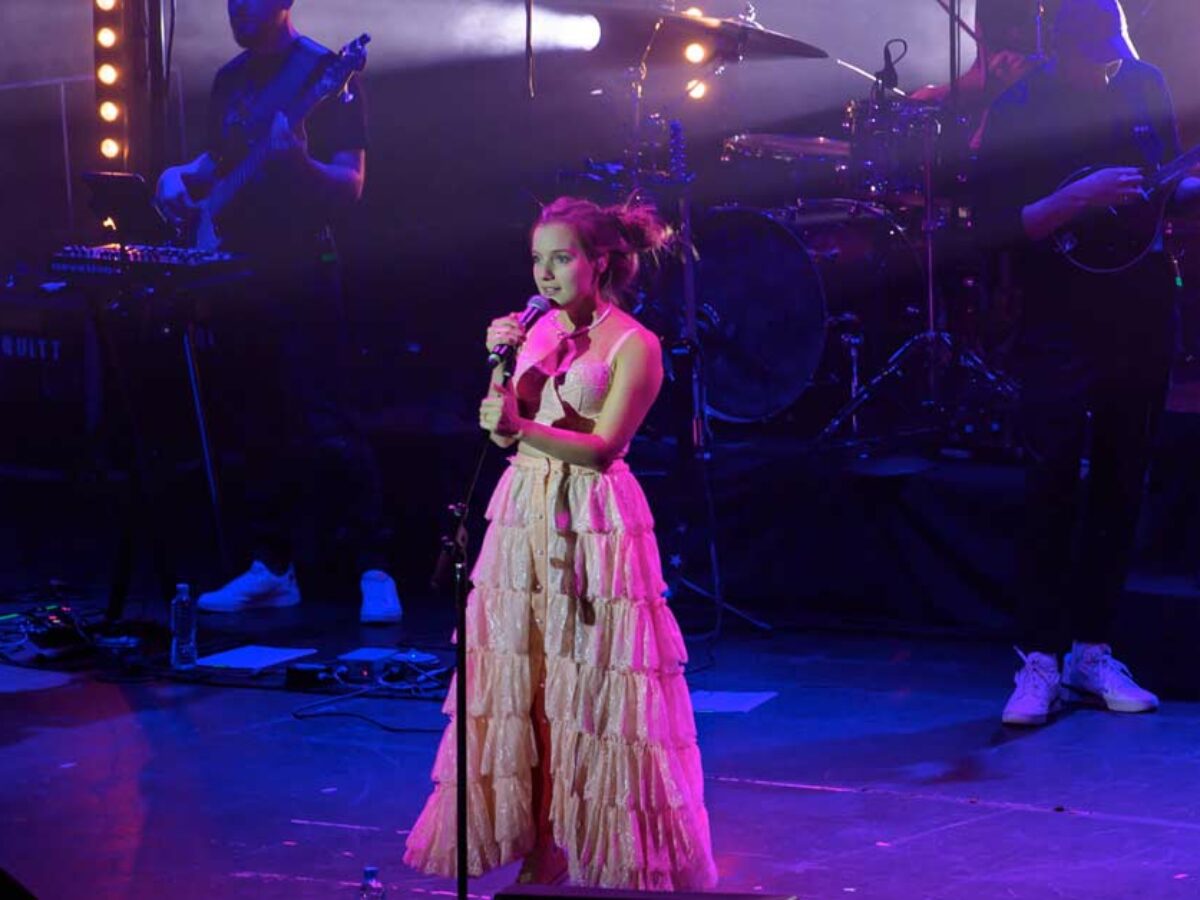 sanah na scenie fundacji kopernikowskiej podczas pierwszego koncertu w USA
