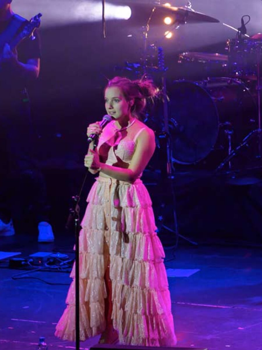 sanah na scenie fundacji kopernikowskiej podczas pierwszego koncertu w USA