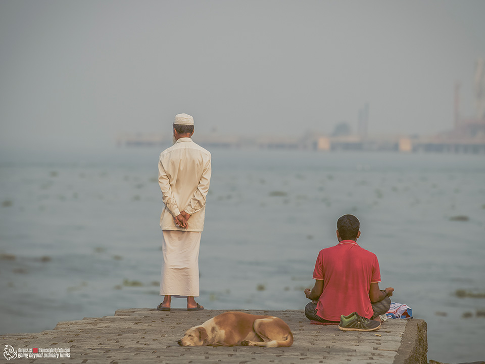 Poranna modlitwa, muzułmanin, hindus i pies