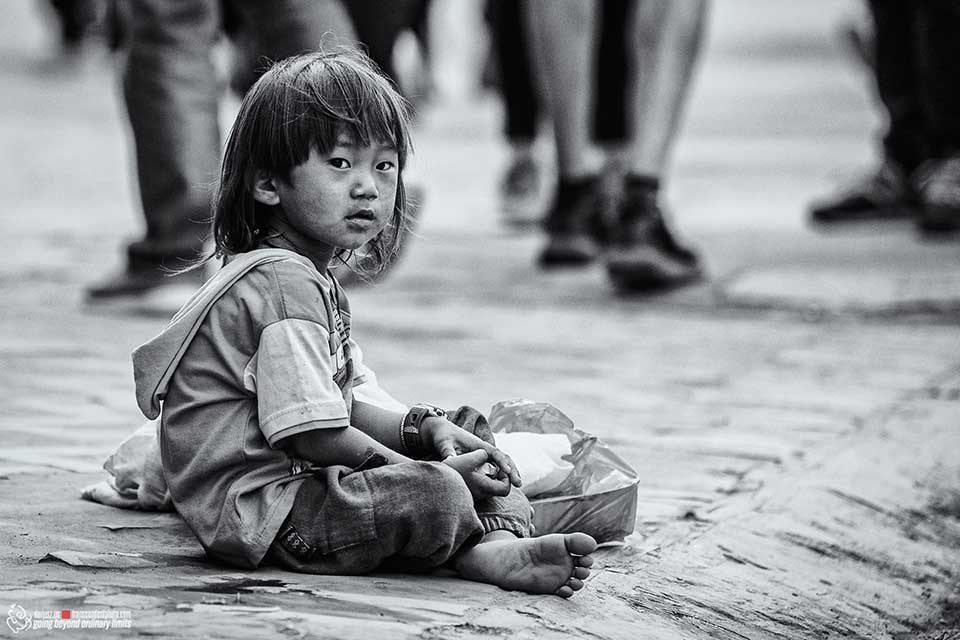 Żebrzący chłopak na ulicy w Nepalu