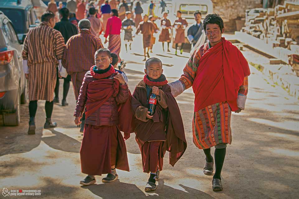 Młodzi chłopcy wybrani do służby w klasztorze, Bhutan