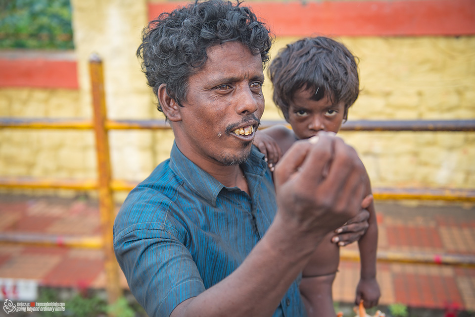 Ojciec z synem na jednej z ulic na południu Indii