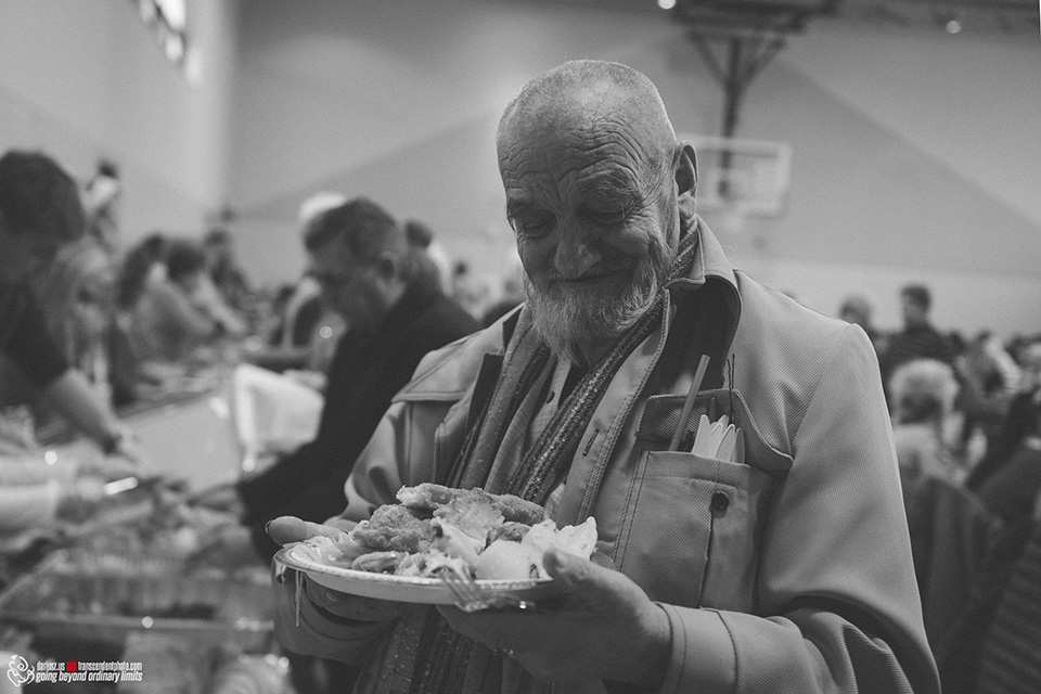 Mężczyzna z posiłkiem podczas wigilii dla ubogich na Jackowie
