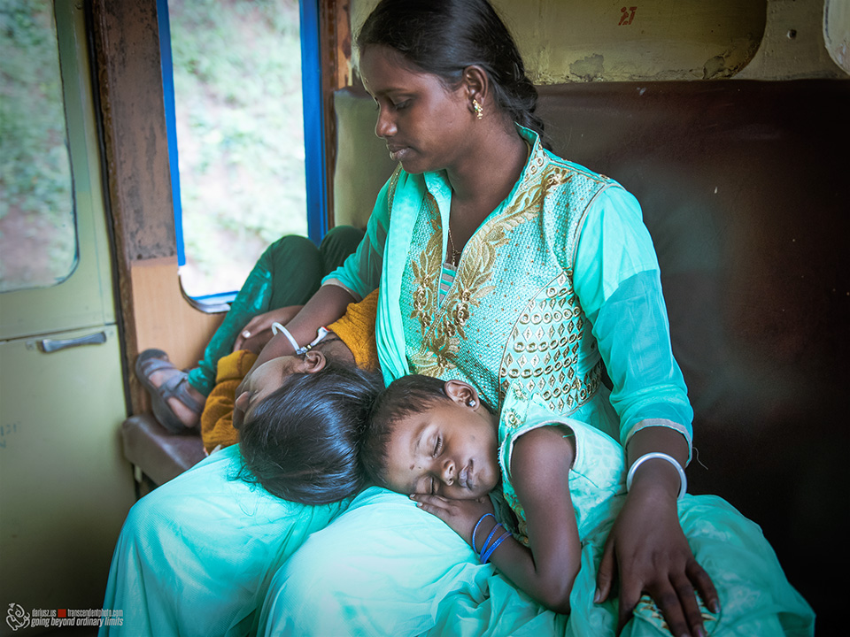 Matka ze śpiącą dwójką dzieci w pociągu, Indie