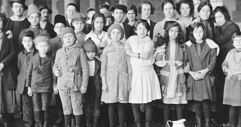 Imigranci czekający na dokumenty na wyspie Ellis (fot. Shutterstock)