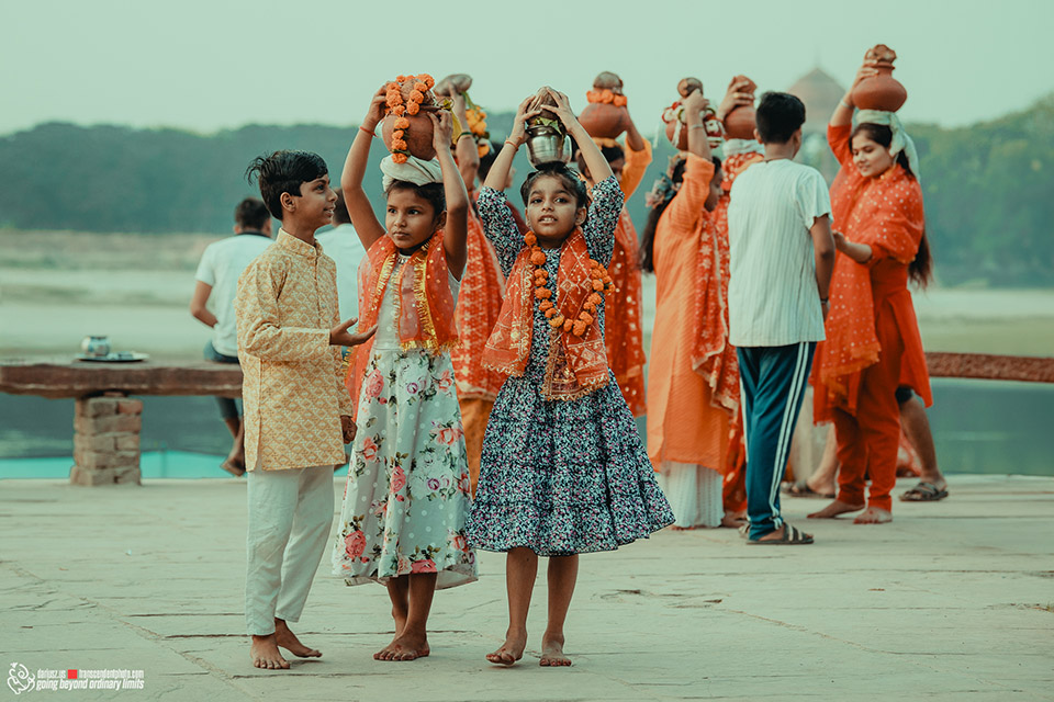 grupa dzieci z dzbanuszkiem wody na głowie podczas jednego z hinduskich obrządków