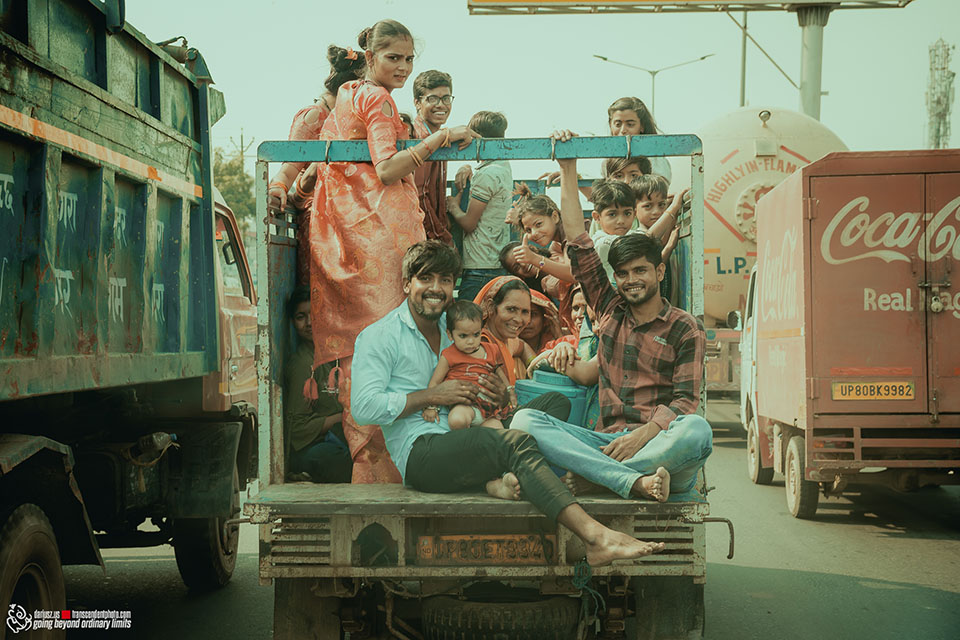 autostrada w New Delhi, przyjaciele podróżują na pace samochodu