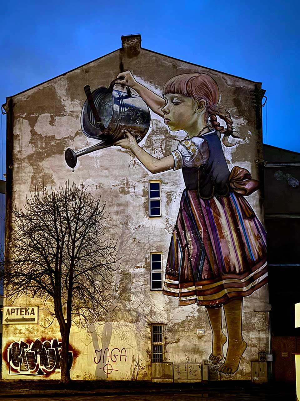 Białystok mural 2024, dziewczynka z konewką