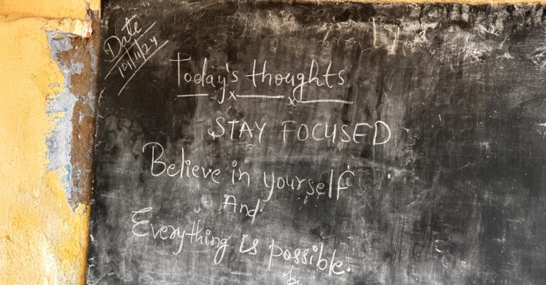 Tablica w szkole z napisem: Today's thoughts: Stay Focused
