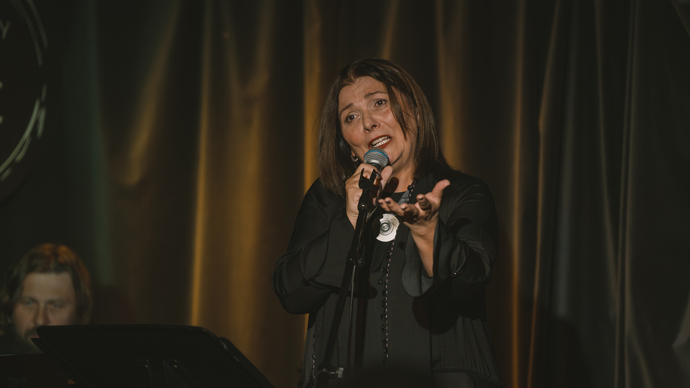 Refleksyjny jesienny wieczór z Agatą Paleczny i poezją Osieckiej w Art Gallery Kafe – o tym, że życie jest sklepem wyborów, a prawdziwe piękno zawsze wymaga sięgnięcia wyżej.