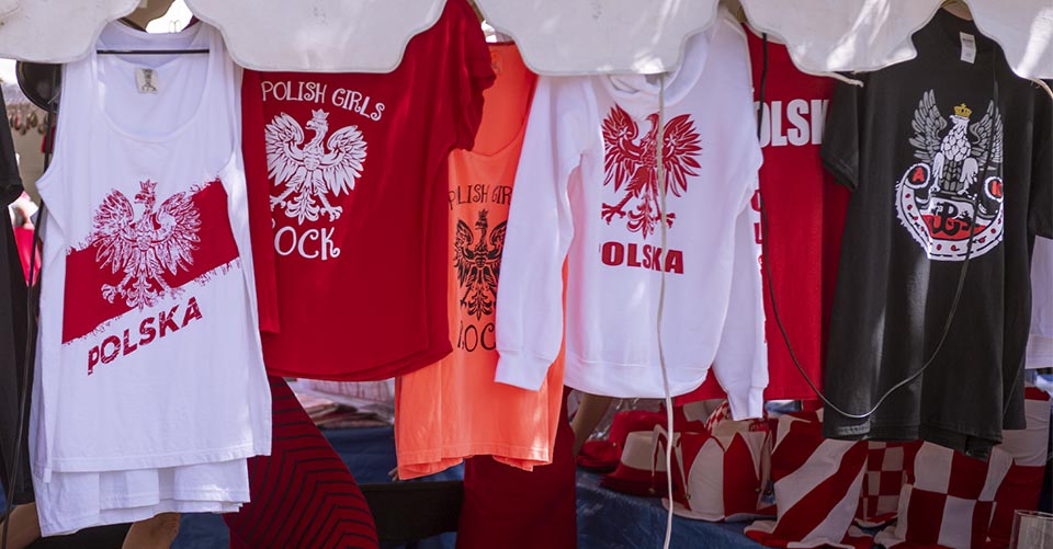 W świecie, gdzie strach miesza się z zazdrością, a prawo staje się narzędziem bezdusznych decyzji, próbuję zrozumieć, dlaczego Polacy donoszą na Polaków. Piszę o utracie człowieczeństwa, o rasizmie, o pustce, która rodzi się z braku empatii – ale też o nadziei.