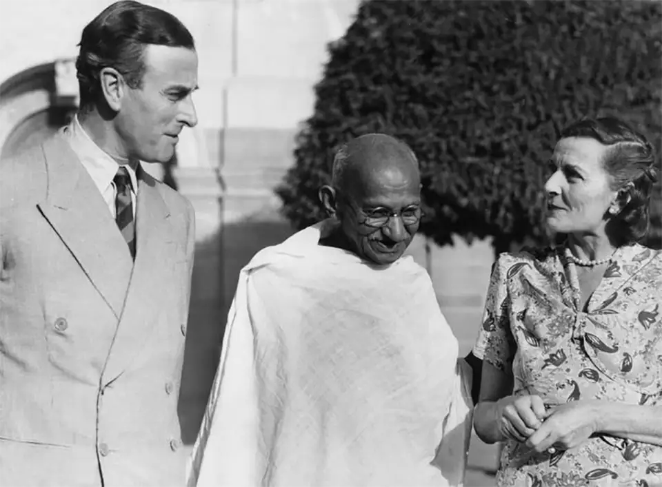 Mahatma Gandhi conversing with Lord and Lady Mountbatten.