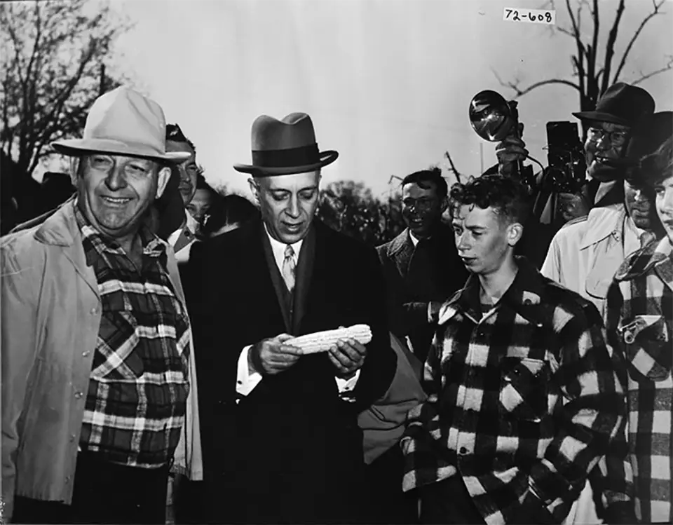 Prime Minister Nehru examines corn grown on an Illinois farm. From album "Visit of his Excellency Jawaharlal Nehru Prime Minister of India to the United States of America"
Date(s) October 1949