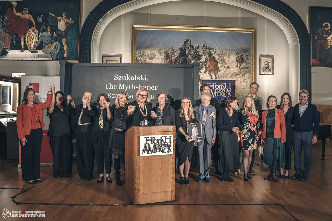 Goście podczas otwarcia wystawy Stanisława Szukalskiego w Muzeum Polskim w Ameryce